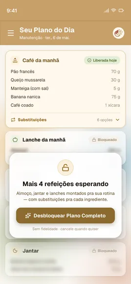 Tela do app EF Nutry com o plano parcialmente bloqueado: o café da manhã aparece liberado, com alimentos e porções, e as demais refeições ficam cobertas por um aviso de desbloqueio.